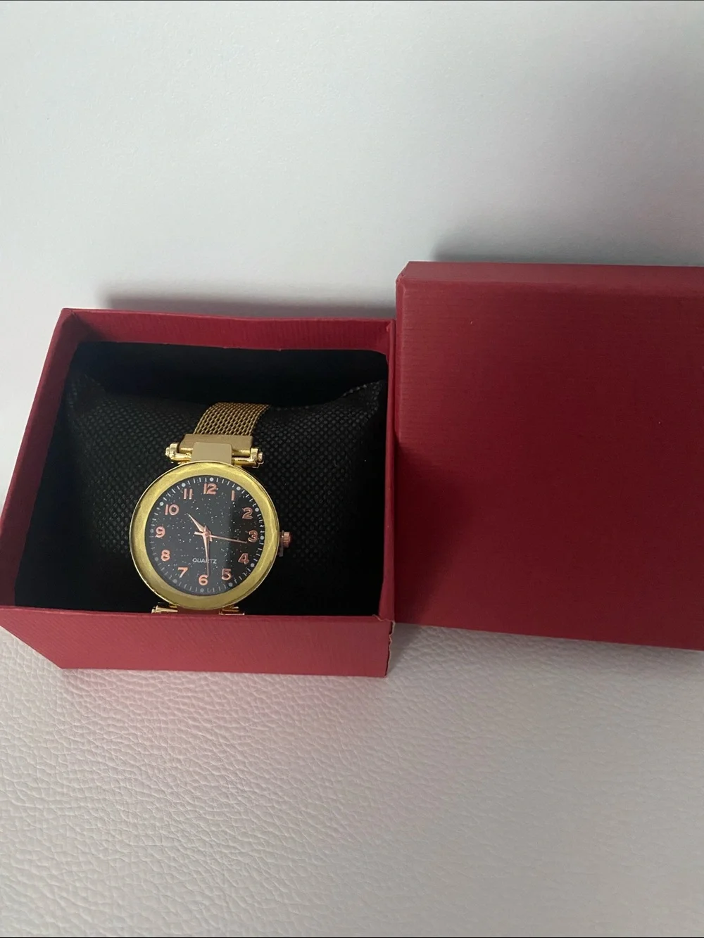 Women’s Quartz Gold Watch Starry Sky Dial Round Glass Magnetic Metal Mesh Strap